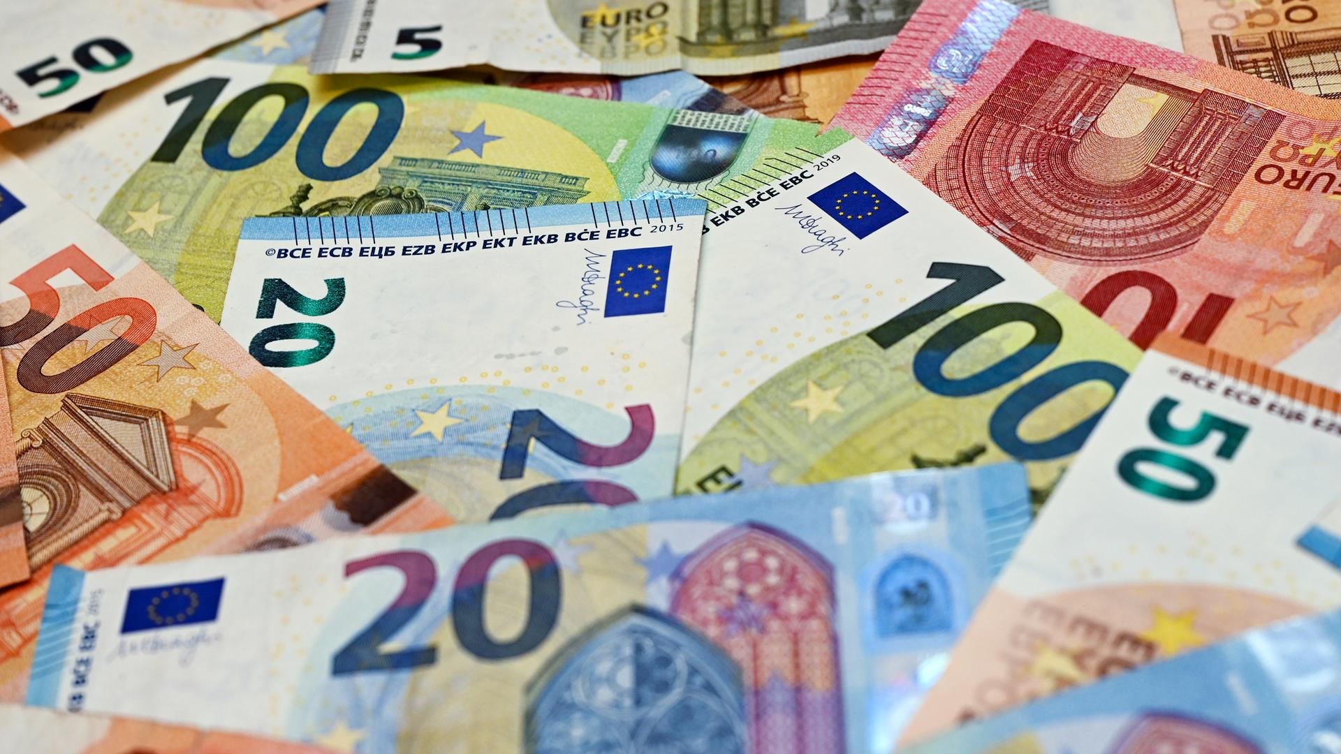 Eurobanknoten liegen auf einem Tisch (gestellte Aufnahme)
