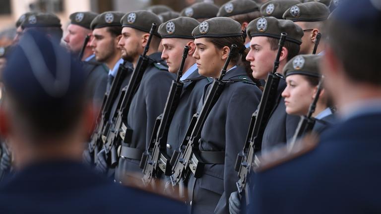 Feierliches Gelöbnis der Rekruten am 12.11.2025 anlässlich 70 Jahre Bundeswehr auf dem Mariahilfplatz in München.