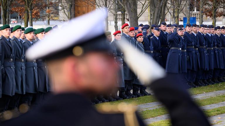 Bundeswehrsoldaten und Rekruten stehen beim Feierlichen Gelöbnis als Zentralveranstaltung zum 70. Jahrestag der Bundeswehr am Bundesforum, zwischen dem Deutschen Bundestag und dem Bundeskanzleramt.