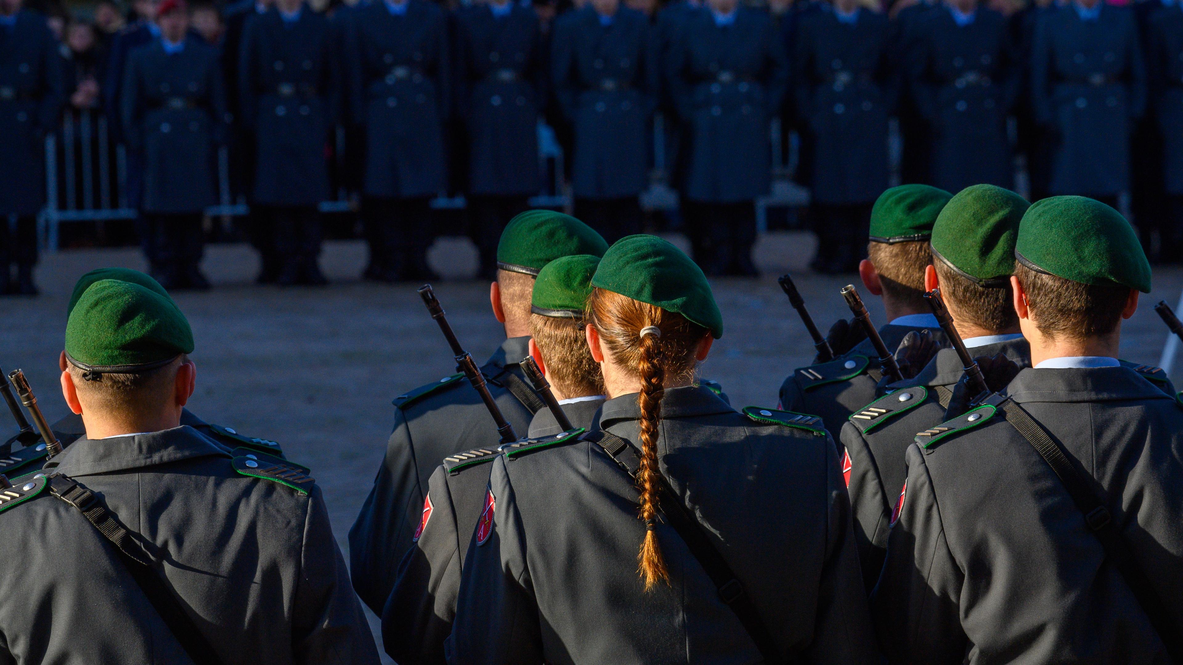 Sonnenlicht fällt beim feierlichen Gelöbnis der Bundeswehr auf dem Marktplatz in Haldensleben auf Soldaten und Soldatinnen der Ehrenformation. 