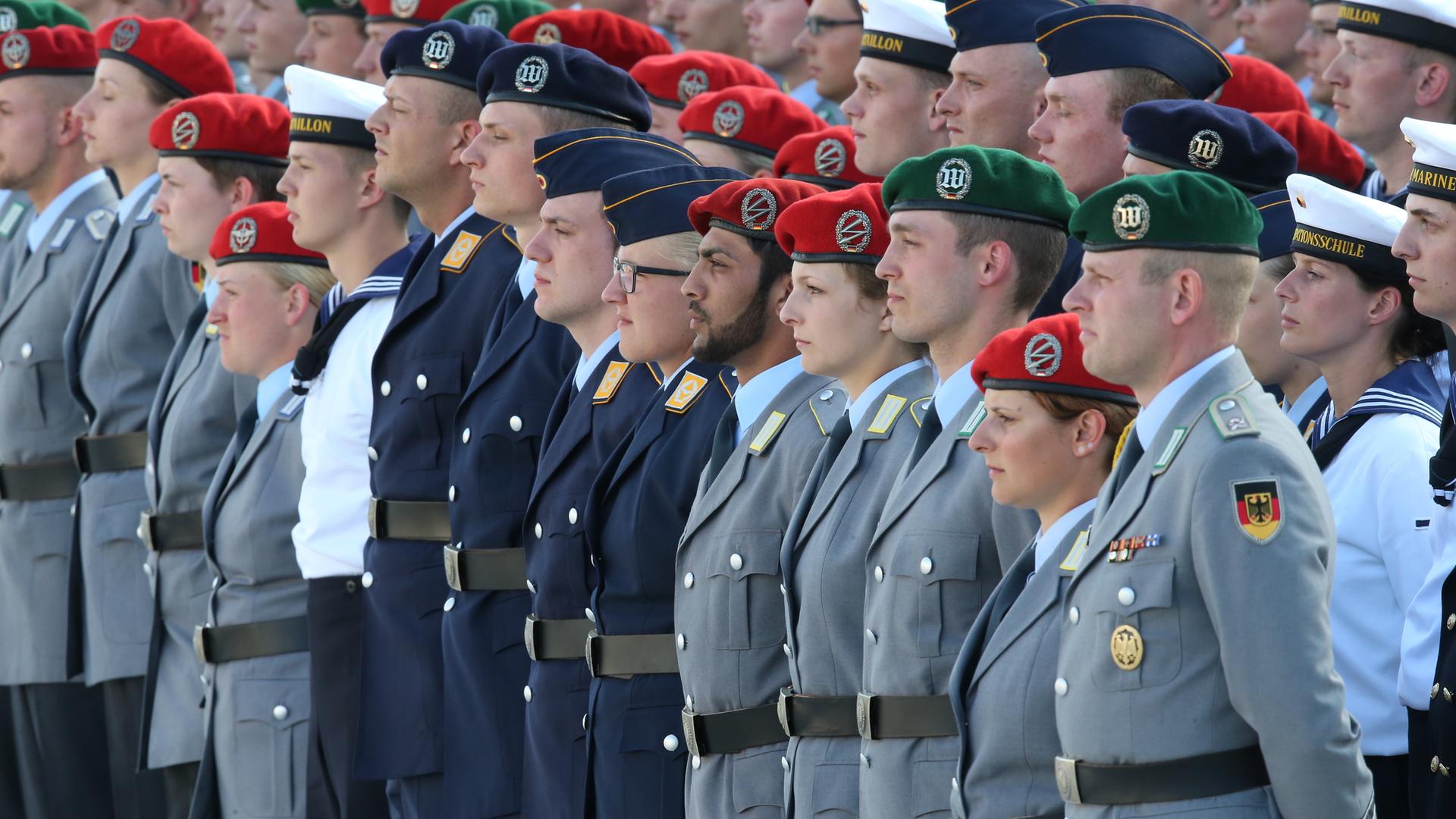 Bundeswehr-Soldatinnen und Soldaten sind auf dem Paradeplatz im Bendlerblock in Berlin zum feierlichen Gelöbnis angetreten. Archivbild