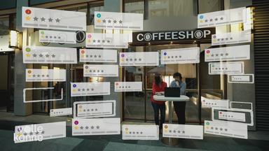 Zwei Menschen stehen mit Laptop vpr Coffee-Shop. Um sie herum sind verschiedene Google-Bewertungen eingeblendet. 