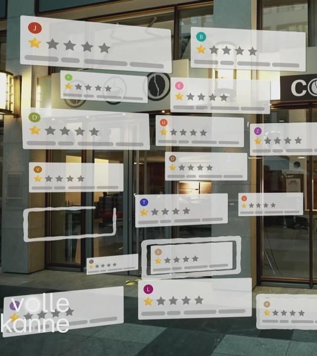 Zwei Menschen stehen mit Laptop vpr Coffee-Shop. Um sie herum sind verschiedene Google-Bewertungen eingeblendet. 