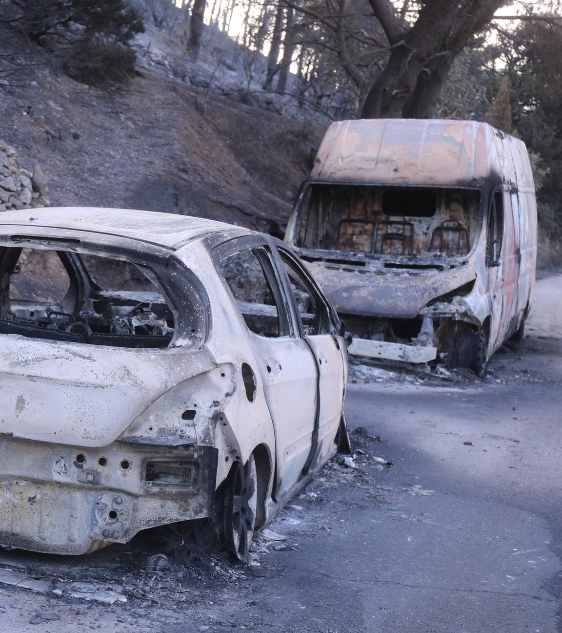 Zwei ausgebrannte Autos, Morgens nach dem Brand, der am 21. Juni 2025 in Marusici und Mimica in der Nähe von Makarska, Kroatien, ausbrach. 