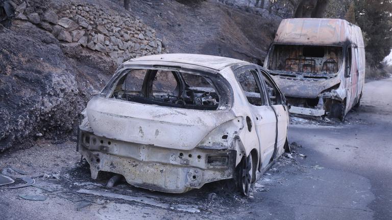 Zwei ausgebrannte Autos, Morgens nach dem Brand, der am 21. Juni 2025 in Marusici und Mimica in der Nähe von Makarska, Kroatien, ausbrach. 