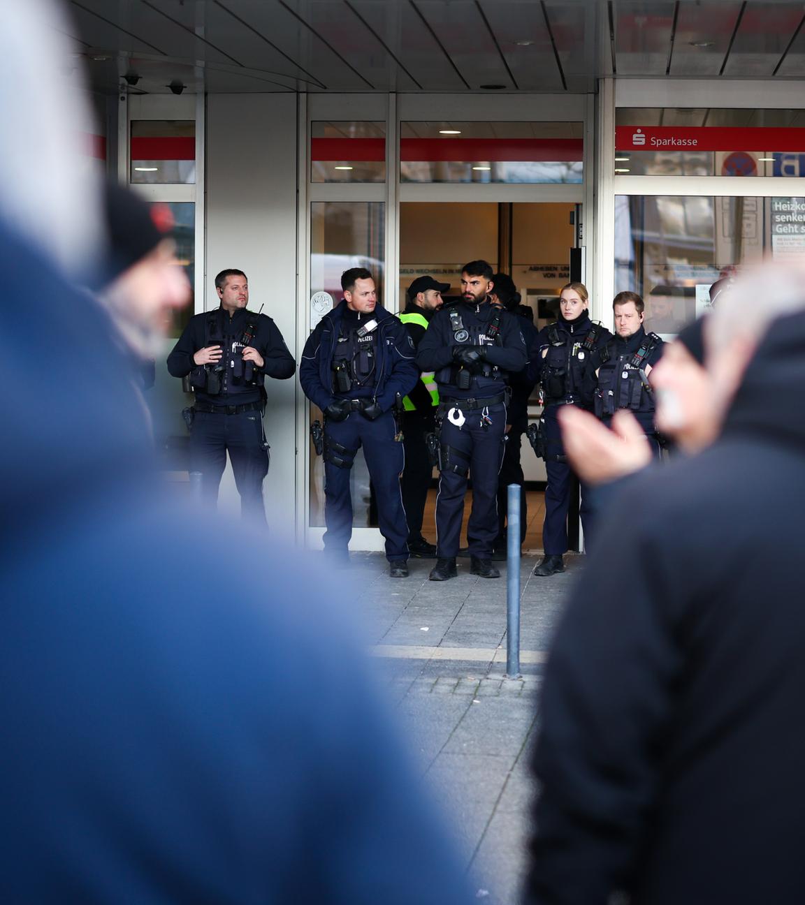 Einsatzkräfte der Polizei stehen am 30.12.2025 vor der Sparkassenfiliale im Stadtteil Buer in Gelsenkirchen.