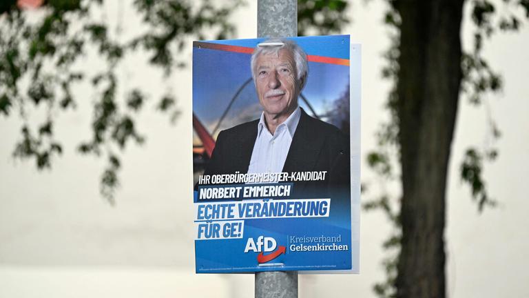 Ein Wahlplakat der rechtsextremen Partei Alternative für Deutschland (AfD) zeigt ihren Bürgermeisterkandidaten Norbert Emmerich in Gelsenkirchen.