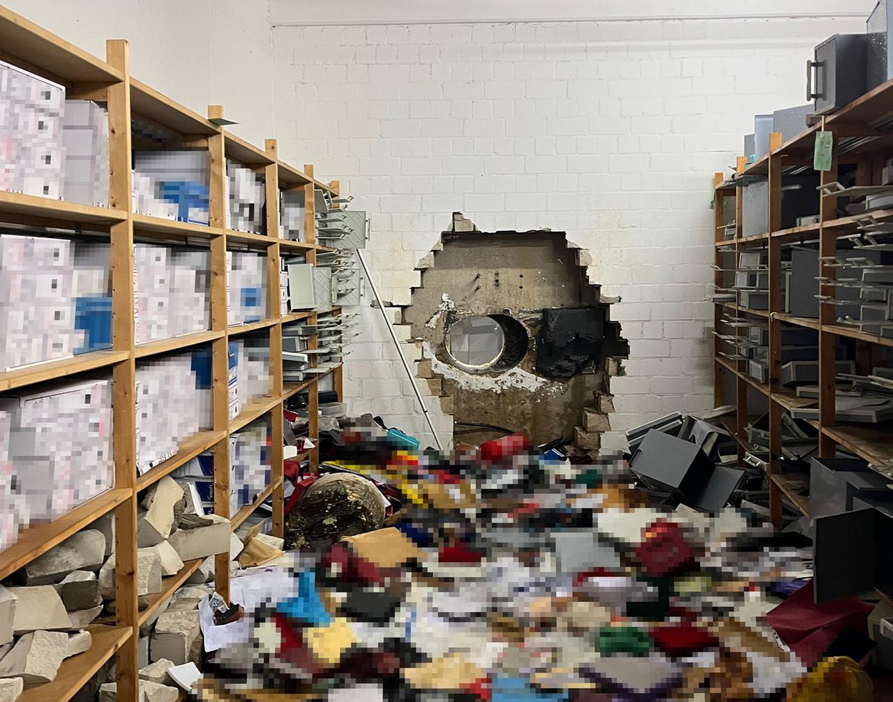 Tresorraum mit Bohrer aufgebrochen