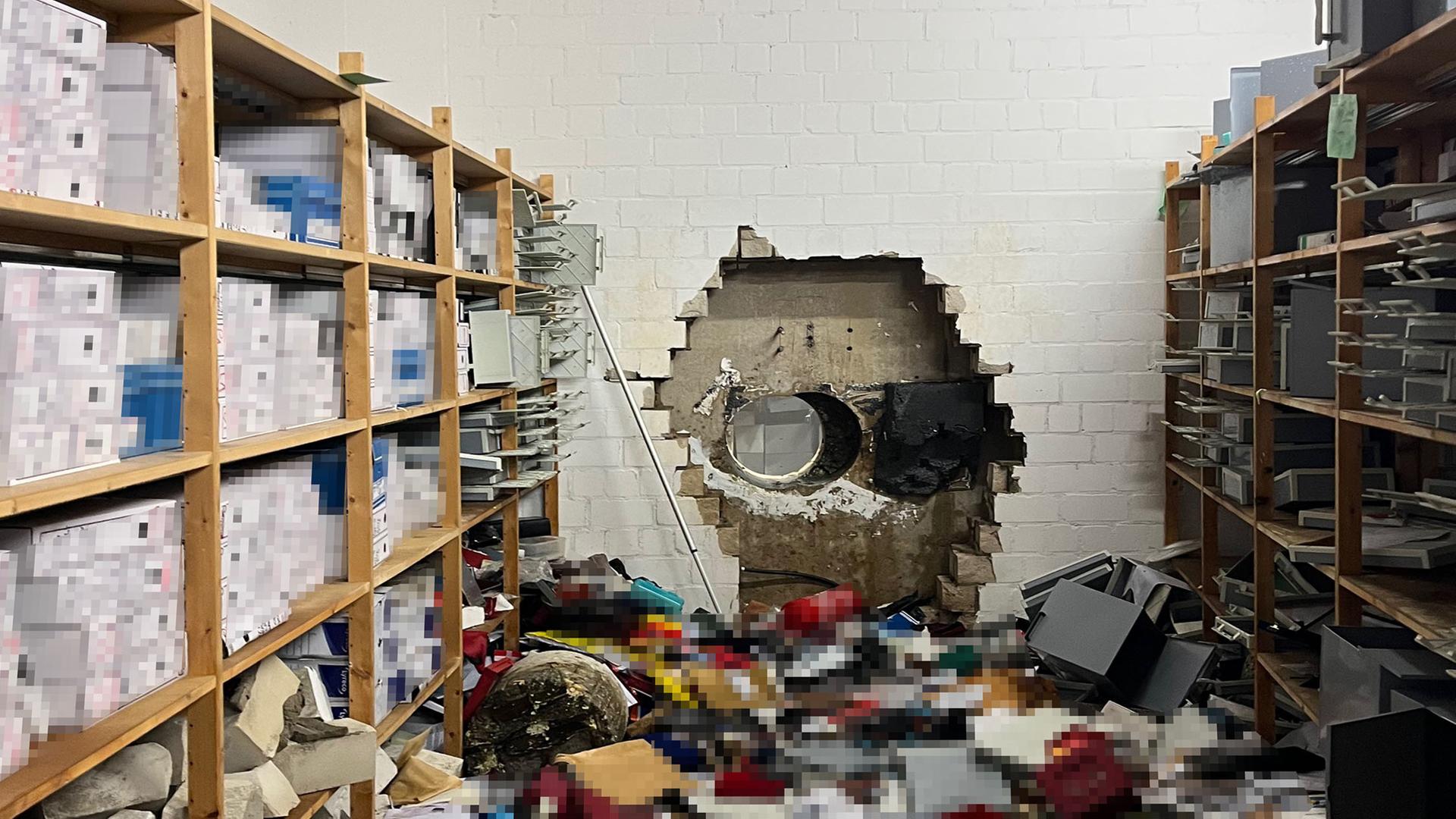 Tresorraum mit Bohrer aufgebrochen