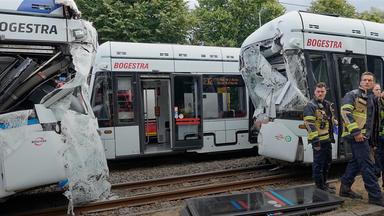 Rettungskräfte sind am Unfallort in Gelsenkirchen im Einsatz, wo zwei Straßenbahnen zusammengestoßen sind.