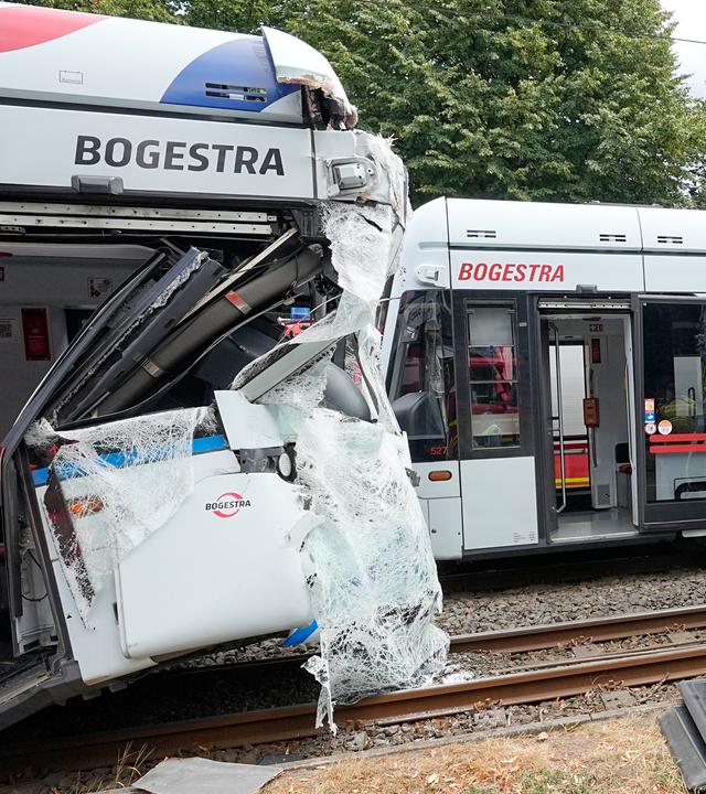 Rettungskräfte sind am Unfallort in Gelsenkirchen im Einsatz, wo zwei Straßenbahnen zusammengestoßen sind. Bei dem Straßenbahnunfall sind bis zu 30 Personen verletzt worden, viele von ihnen schwer. Wie die Polizei berichtete, war in der Innenstadt in der Nähe der Veltins Arena eine Fahrschulstraßenbahn plötzlich stehen geblieben. Die Bahn dahinter, mit Fahrgästen besetzt, sei «auf die stehende oder langsam fahrende» Bahn aufgefahren, schilderte eine Polizeisprecherin.