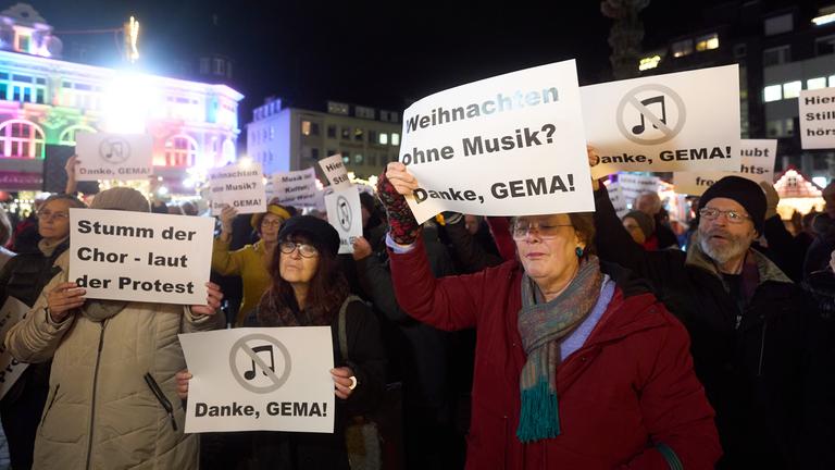 Demonstraten protestetieren gegen GEMA
