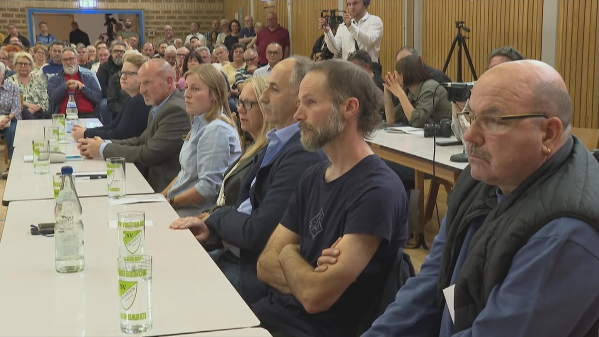 Auf dem Bild sind die Mitglieder des Gemeinderats in Freisbach zu sehen.