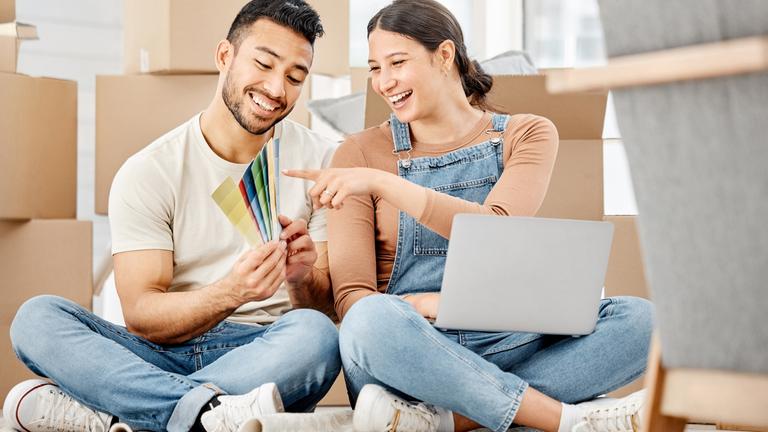 Box, Laptop und Paar mit Farbpalette im neuen Haus für Dekoration, Planung und Entscheidung zusammen. Glücklich, Mann und Frau m