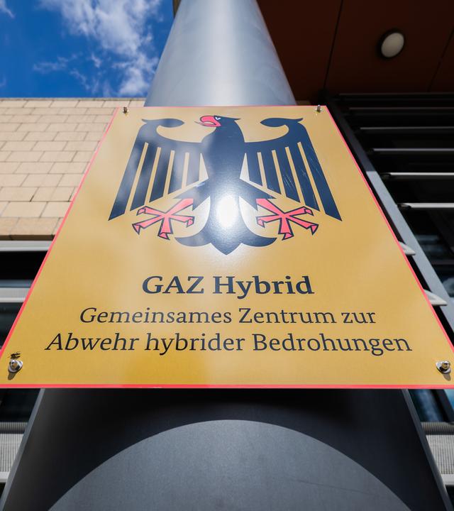 Schild des gemeinsamen Zentrums zur Abwehr hybrider Bedrohungen