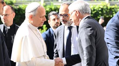 Bevorstehende Operation: Papst Leo XIV. bei seiner Ankunft im Gemelli-Krankenhaus in Rom