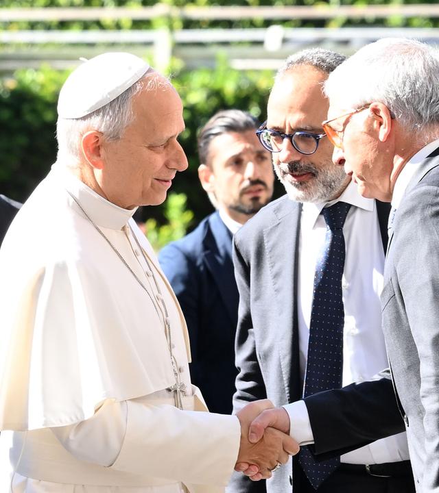 Bevorstehende Operation: Papst Leo XIV. bei seiner Ankunft im Gemelli-Krankenhaus in Rom