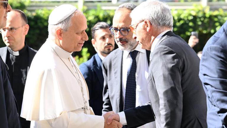 Bevorstehende Operation: Papst Leo XIV. bei seiner Ankunft im Gemelli-Krankenhaus in Rom