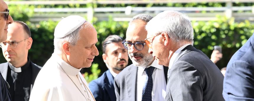 Bevorstehende Operation: Papst Leo XIV. bei seiner Ankunft im Gemelli-Krankenhaus in Rom