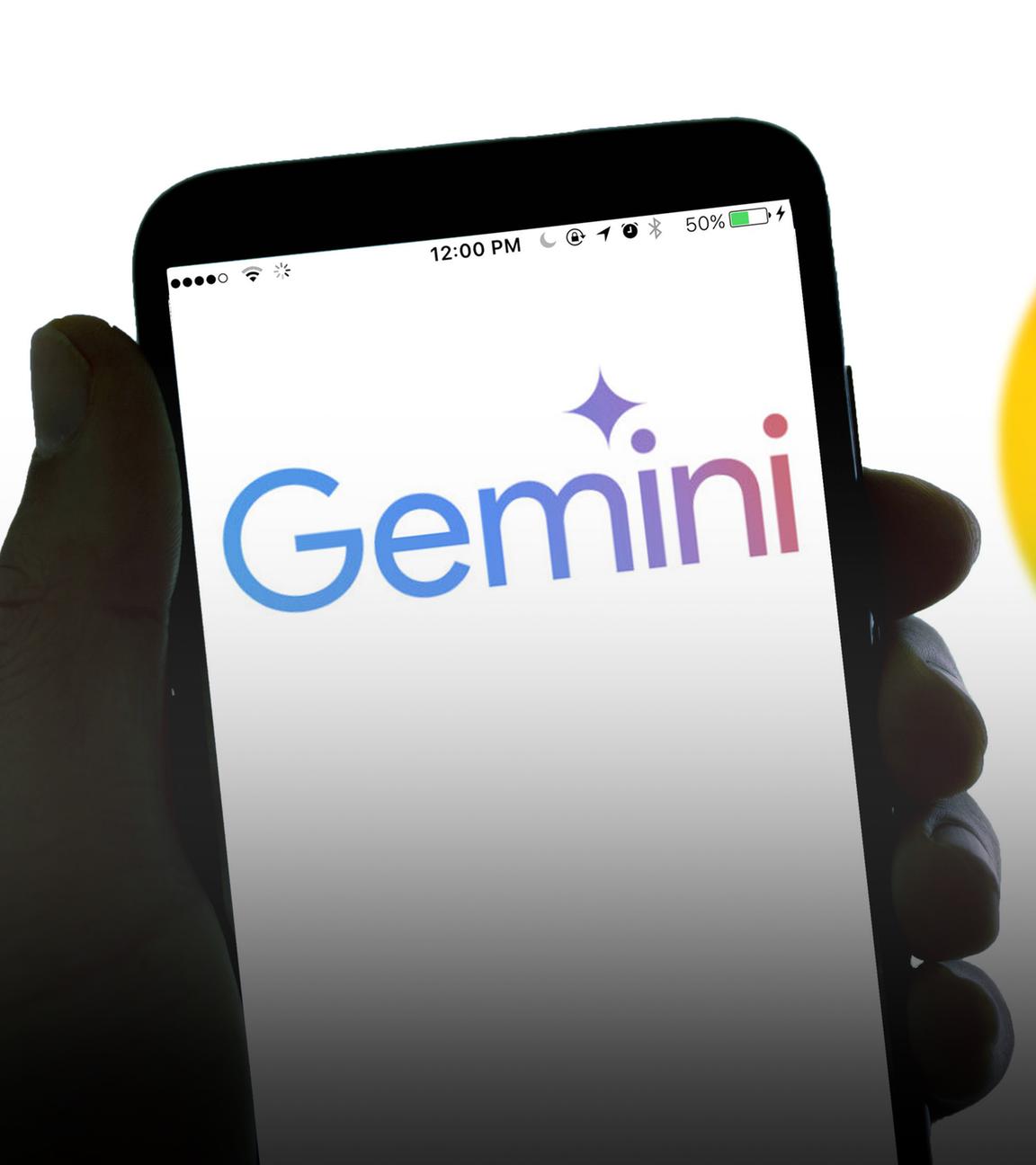 Symbolbild: das Logo des KI-Chatbots Gemini von Google auf einem Smartphone. 