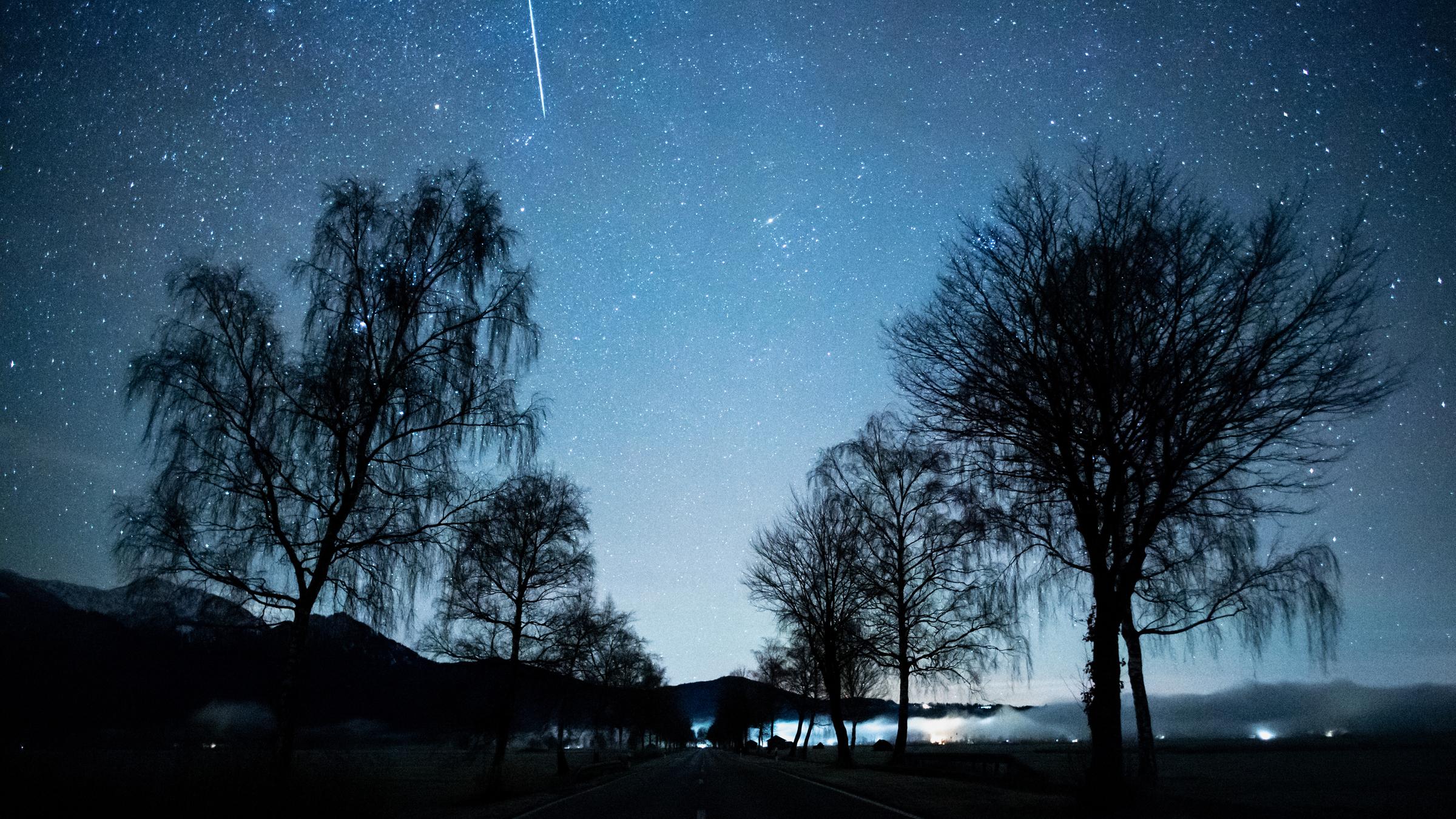 14.12.2020, Bayern, Kochel Am See: Eine Sternschnuppe ist während des Geminiden-Meteorenstroms zu sehen. 