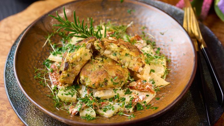 Gemüse-Pflanzerl auf Kohlrabi 