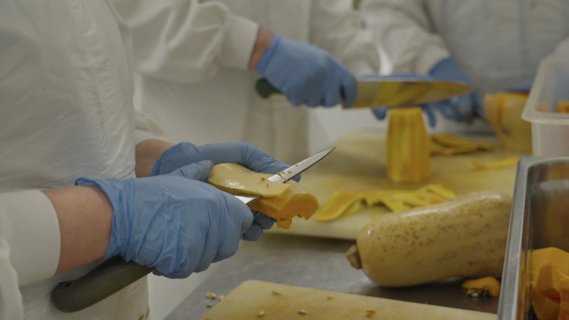 In der Obst- und Gemüseküche in Marseille werden Kürbisse geschnitten und verarbeitet.