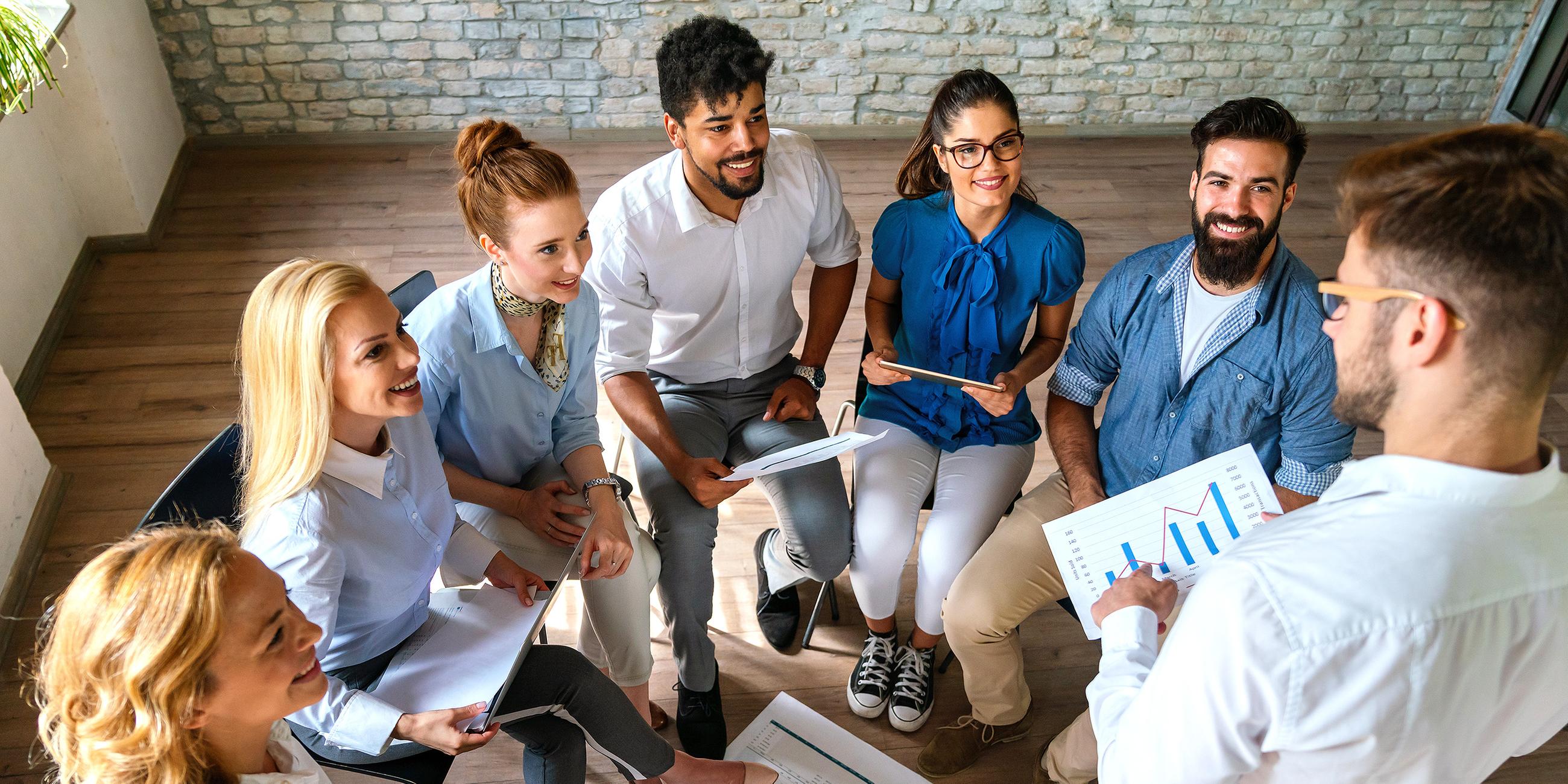 Junge Mitarbeiter eines Startups arbeiten zusammen