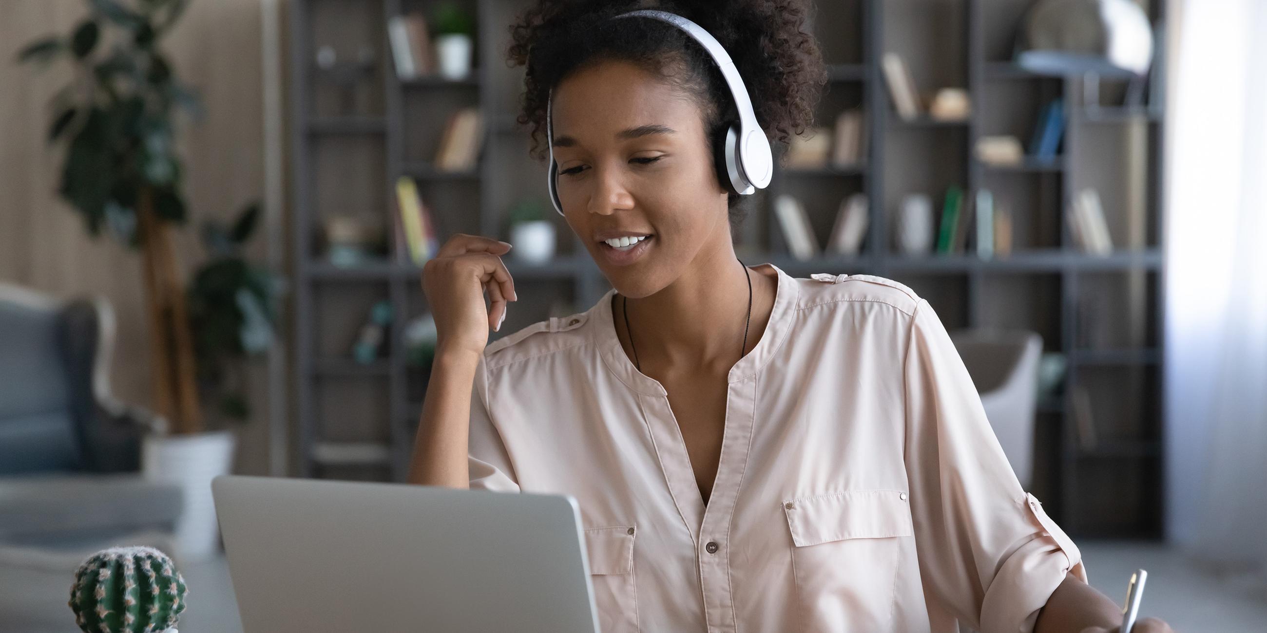 Junge Frau der Gen Z arbeitet am Laptop
