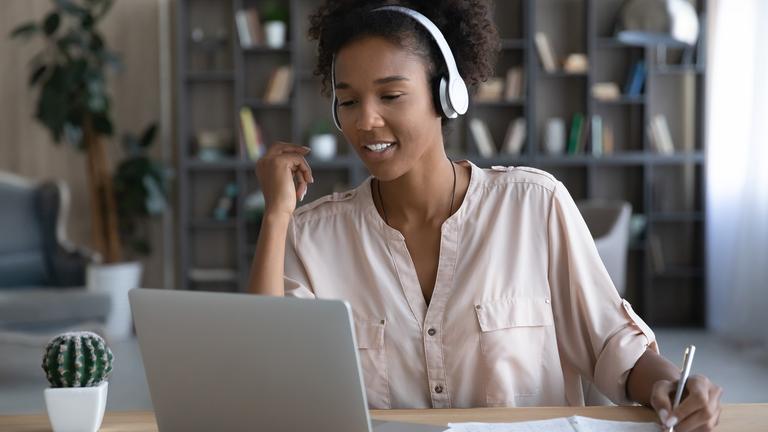 Junge Frau der Gen Z arbeitet am Laptop