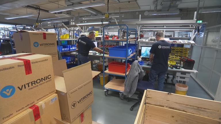 Zwei Personen bei der Arbeit