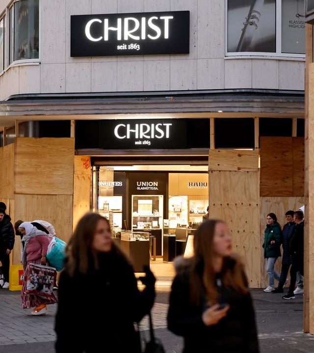 In Vorbereitung auf die angekuendigten Halloween-Proteste in ganz Deutschland verbarrikadieren Händler ihre Schaufenster in der Koelner Innenstadt.