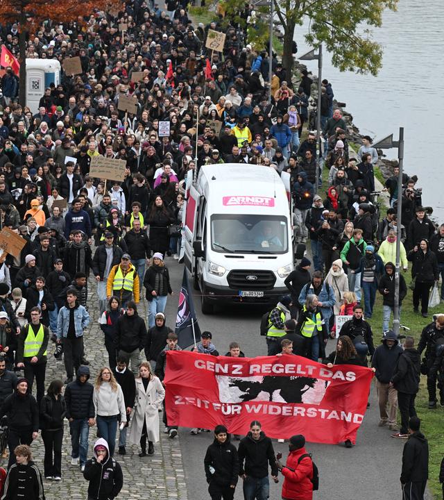 Blick auf den Demonstrationszug. Die Initiative Gen Z regelt hatte für den 31. Oktober zu Protesten in rund 30 Städten aufgerufen.