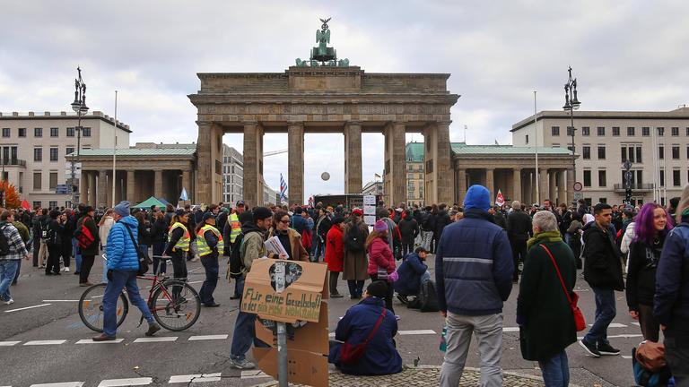 Demonstranten des Gen-Z Protest versammeln sich vor dem Brandenburger Tor am 31.01.2026 in Berlin.