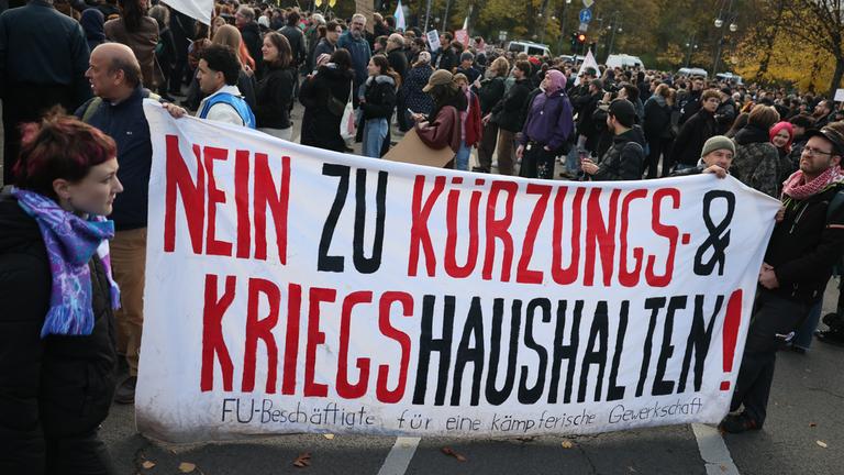 Demonstranten tragen ein Transparent mit der Aufschrift „Nein zu Sparmaßnahmen und Kriegsbudgets“ während einer von der Bewegung „GenZ regelt!“ organisierten großen Jugenddemonstration in Berlin, am 31.10.2026. 