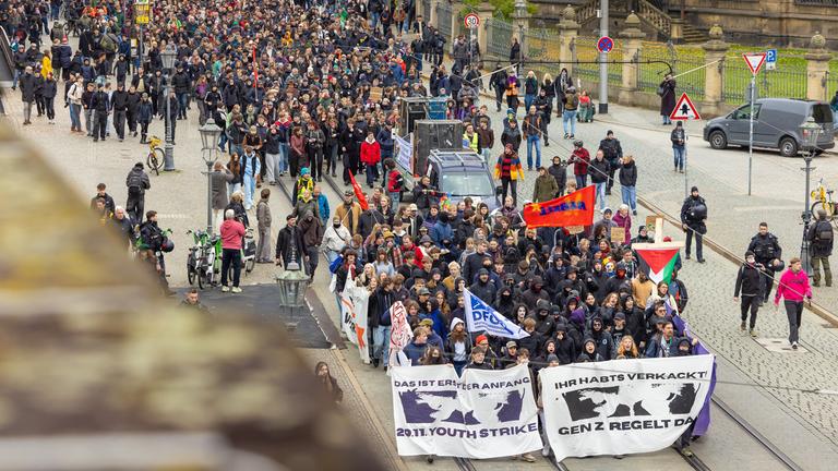 Zahlreiche Jugendliche ziehen während der Demonstration  "Gen Z regelt" durch die Dresdner Altstadt am 31.10.2026.