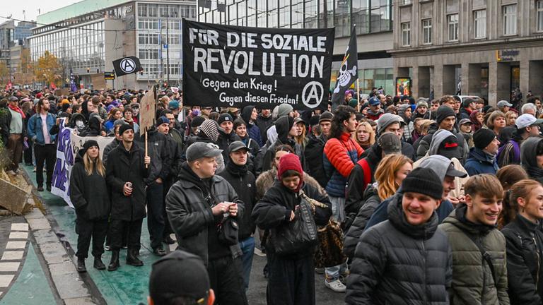 Zahlreiche Jugendliche ziehen während der Demonstration "Gen Z regelt" am 31.10.2026 durch Leipzig.