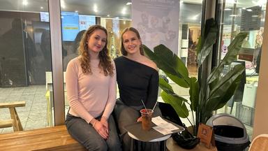 Luisa (rechts)