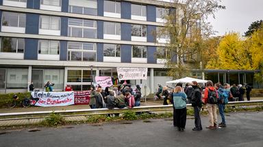28.10.2026, Berlin: Vor dem Eingang des Otto-Suhr-Instituts der Freien Universität Berlin wurden mehrere Transparente aufgehängt.