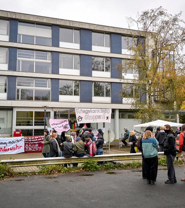 28.10.2026, Berlin: Vor dem Eingang des Otto-Suhr-Instituts der Freien Universität Berlin wurden mehrere Transparente aufgehängt.