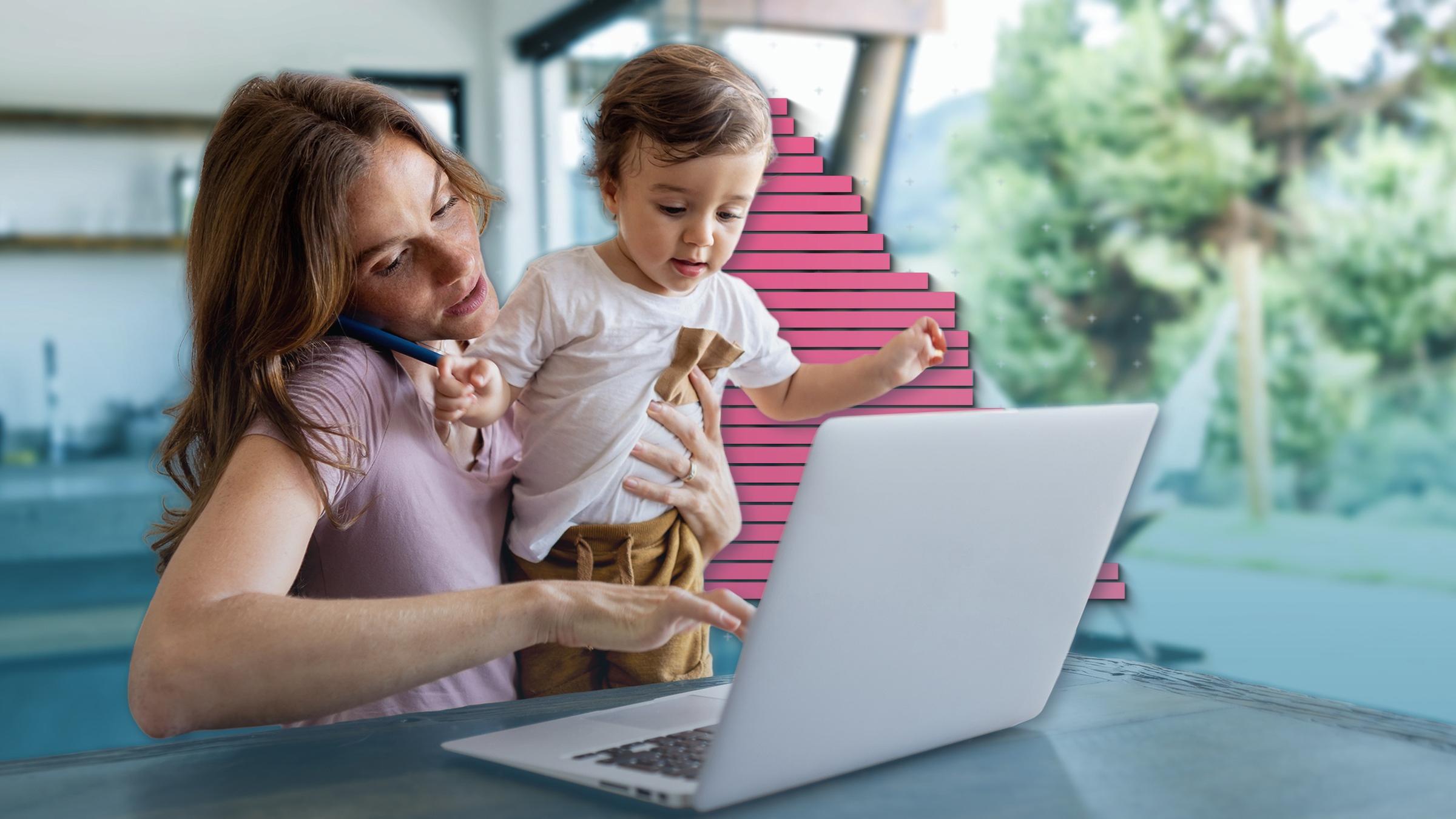 Eine Mutter mit Kind am Laptop, dahinter eine Grafik.
