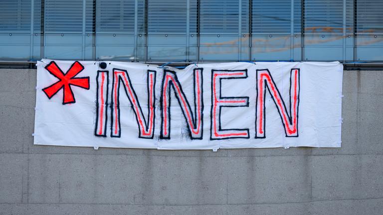 Bayern, München: Ein Plakat mit der Aufschrift ·*Innen· ist an der Hochschule für Fernsehen und Film München zu sehen. Archivbild