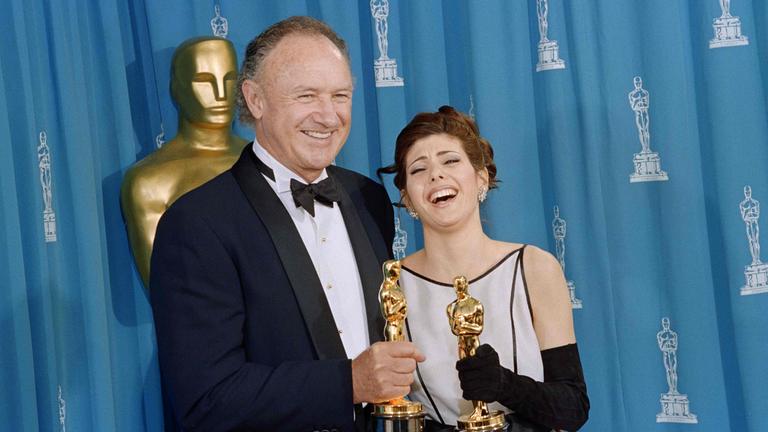 Gene Hackman (links) und Marisa Tomei posieren mit ihren Oscar-Awards auf dem roten Teppich am 29. März 1993.