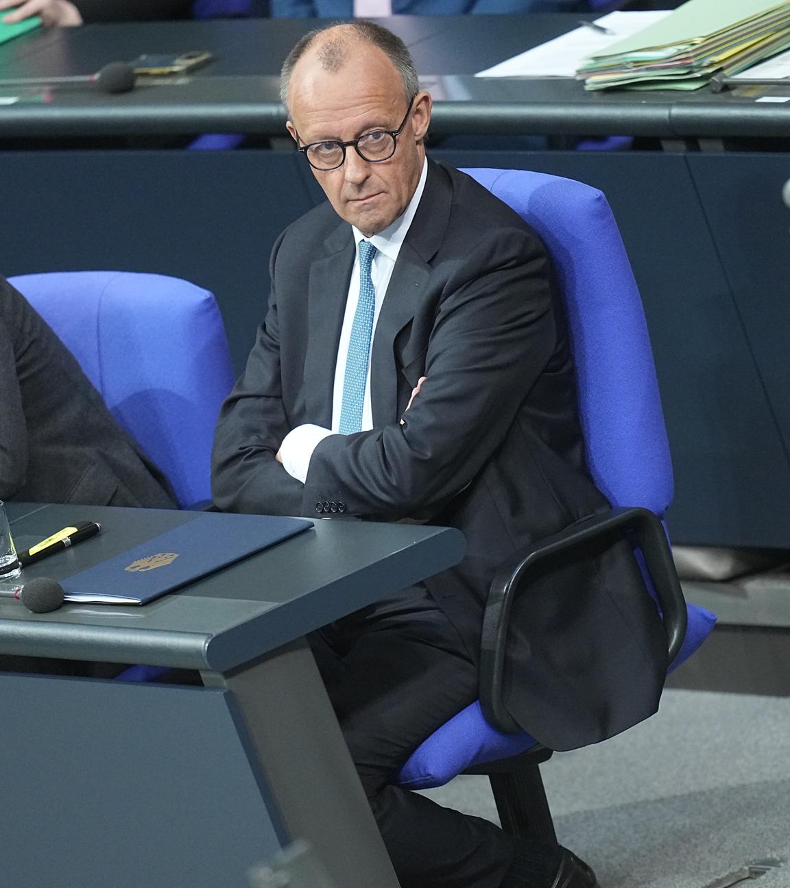 Bundeskanzler Friedrich Merz (CDU) schaut zu Alice Weidel, Fraktions- und Bundesvorsitzende der AfD, während sie in der Generaldebatte im Bundestag zum Haushalt spricht. 