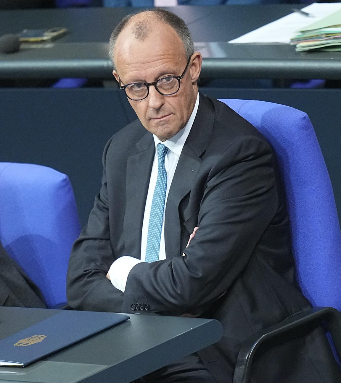 Bundeskanzler Friedrich Merz (CDU) schaut zu Alice Weidel, Fraktions- und Bundesvorsitzende der AfD, während sie in der Generaldebatte im Bundestag zum Haushalt spricht. 