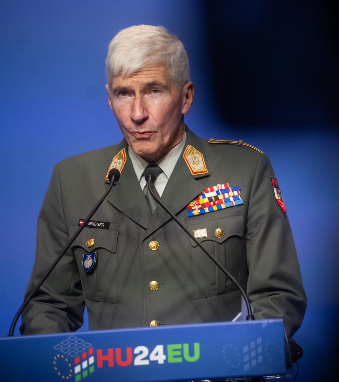 Der Militärchef der EU, General Robert Rieger, steht in Uniform hinter einem Rednerpult.