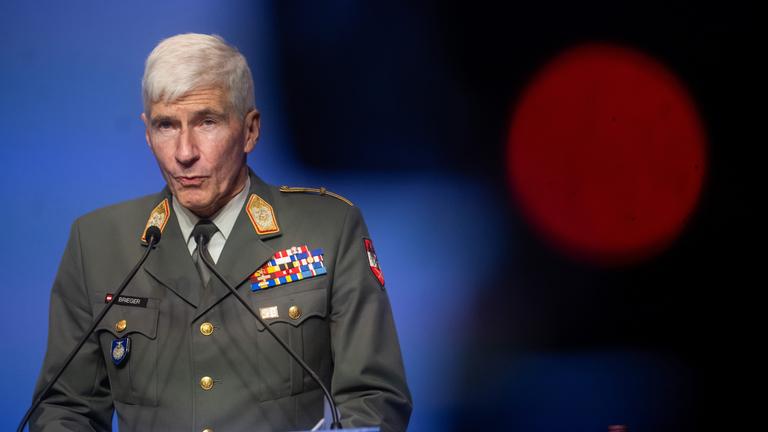 Der Militärchef der EU, General Robert Rieger, steht in Uniform hinter einem Rednerpult.