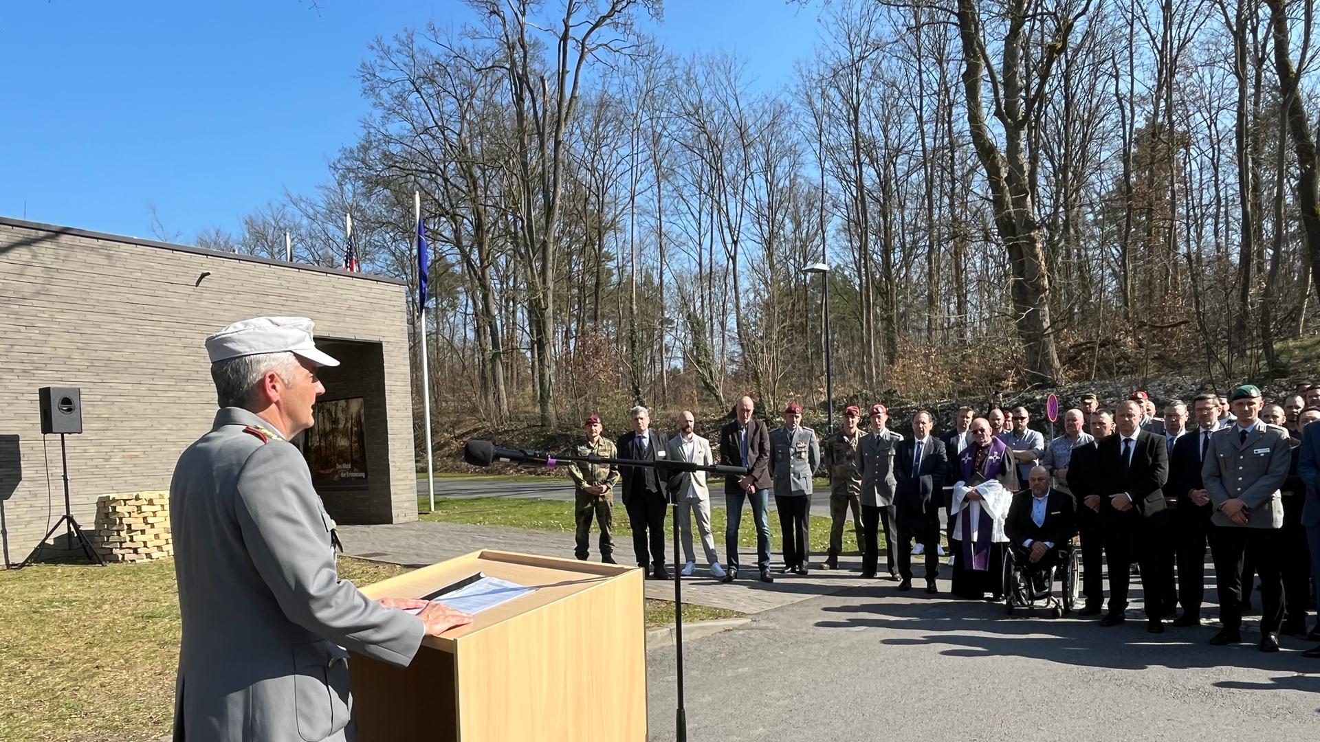 General Sollfrank, Befehlshaber des Operativen Führungskommandos der Bundeswehr in Potsdam, bei seiner Ansprache an die Veteranen 