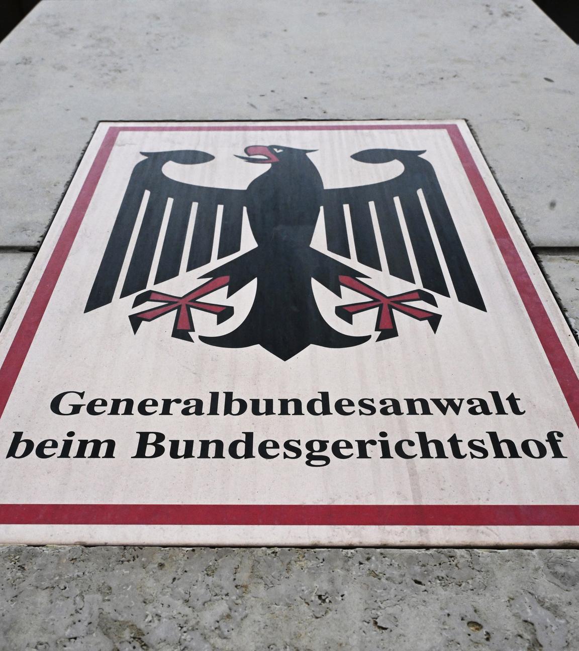 : Ein Hinweisschild mit Bundesadler und dem Schriftzug "Generalbundesanwalt beim Bundesgerichtshof", aufgenommen vor der Bundesanwaltschaft. 