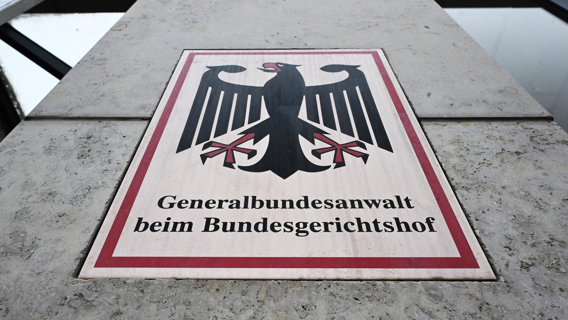 : Ein Hinweisschild mit Bundesadler und dem Schriftzug "Generalbundesanwalt beim Bundesgerichtshof", aufgenommen vor der Bundesanwaltschaft. 